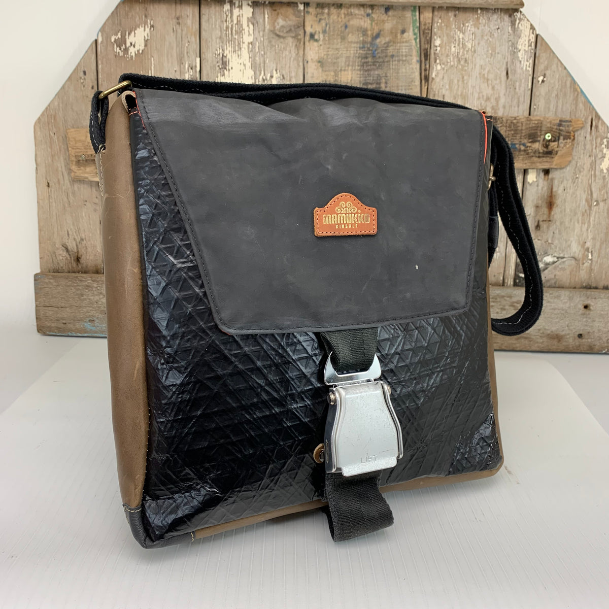 Hugo boss cheap messenger bag sale